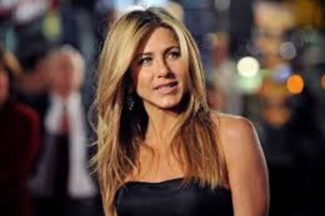 The star of 'Morning Show' collaborated with her co-star Jennifer Aniston for the premiere. 2 Jennifer Aniston 1